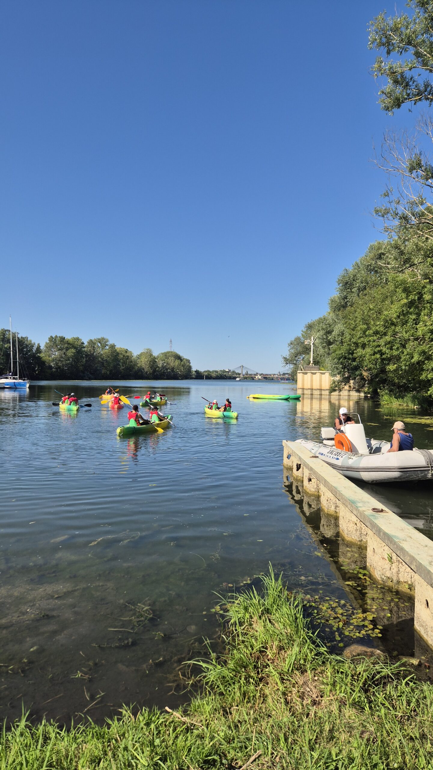 Sortie en kayak à Chalon-sur-Saône Kayakistes naviguant sur la saône au départ d'une base nautique à Chalon-sur-Saône.